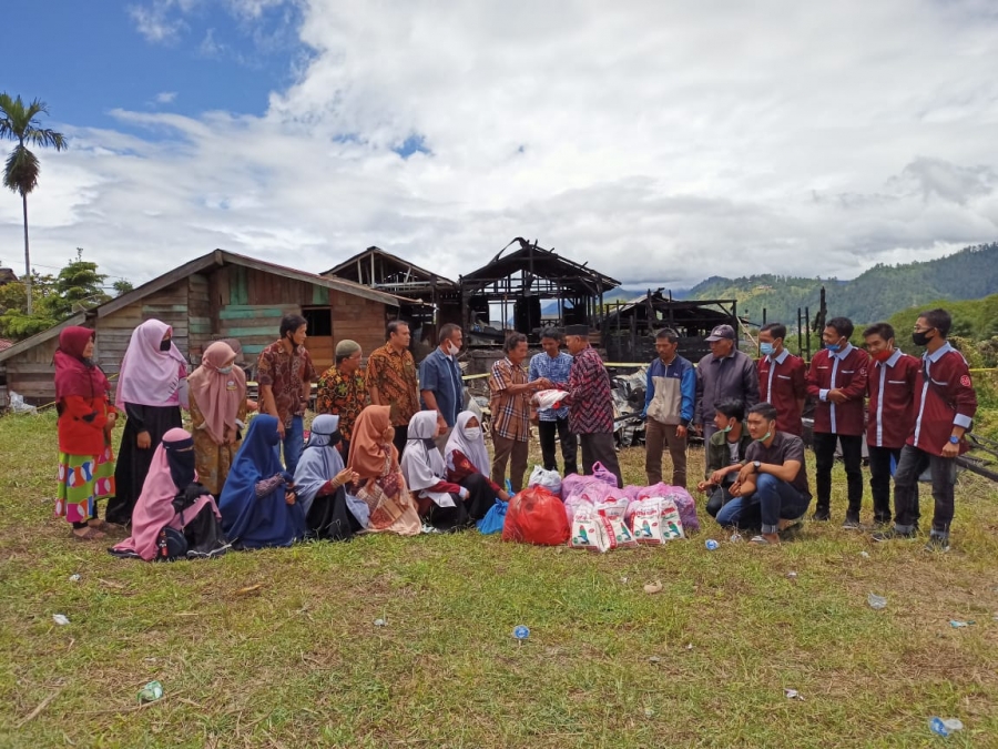 Keluarga Besar MAN 1 Aceh Tengah Serahkan Bantuan Masa Panik untuk Korban  Kebakaran Kampung Mesir, Kecamatan Bebesen